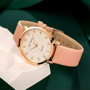 Montre à quartz minimaliste avec bracelet cuir rose et cadran or rose texturé