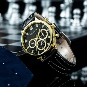 Orologio al quarzo da uomo con quadrante nero a nido d'ape e cinturino in pelle su scacchiera