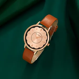 Détail de la montre à quartz or rose avec cadran à texture pétale et bracelet cuir