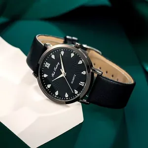 Montre à quartz noire avec index en diamant et bracelet en cuir sur fond de soie verte