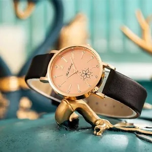 Damen-Armbanduhr in Roségold mit Blumenzifferblatt und schwarzem Lederarmband