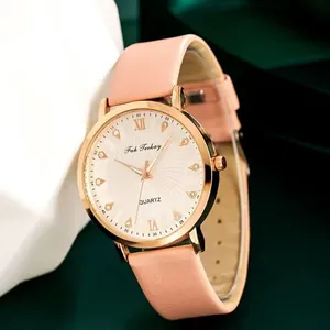 Montre quartz femme moderne avec bracelet cuir rose et index diamant sur cadran soleil