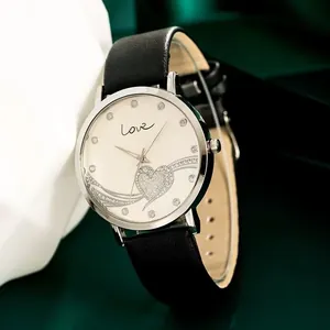 Montre à Quartz de Mode pour Femmes Bracelet en Similicuir Strass Cœur Amour Motif Cadran Simple Montre-Bracelet Analogique
