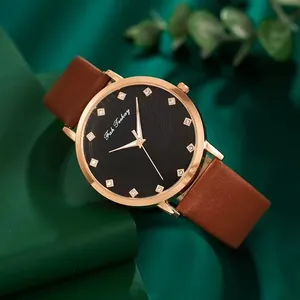 Elegante rotgoldene Damenuhr mit Kristallmarkierungen auf schwarzem Zifferblatt und Lederarmband