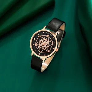 Detailseitenansicht einer roségoldenen Uhr mit geometrischem schwarzem Sternenhimmel