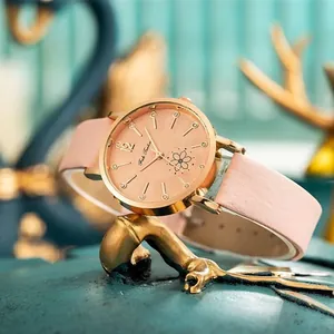 Damen Modeuhr in Roségold mit rosa Lederarmband und floralem Muster auf Zifferblatt