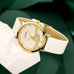 Montre quartz pour femme avec boîtier doré, cœur en strass et bracelet en cuir blanc
