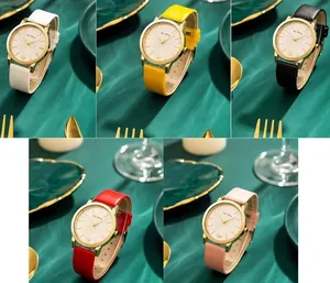 Détail des montres à quartz tendance avec cadran fleuri et bracelets en cuir colorés