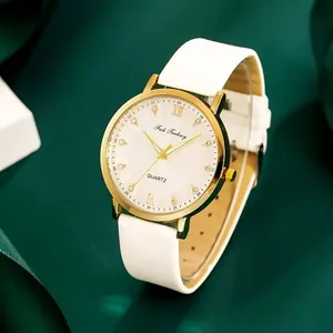 Montre à quartz dorée avec bracelet en cuir blanc et cristaux sur soie verte