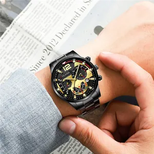 Business-Herrenuhr mit schwarzem Stahlarmband und Leuchtkalender auf Zeitungsuntergrund