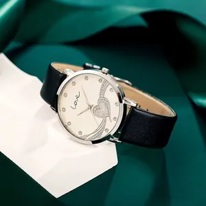 Montre femme chic avec cadran cœur, boîtier argenté et bracelet en cuir noir sur soie
