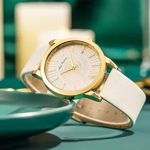 Montre à quartz élégante pour femme avec boîtier doré et bracelet en cuir blanc chic