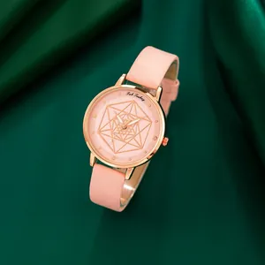 Schicke Damenuhr mit rosa geometrischem Zifferblatt und goldfarbenem Gehäuse auf Seide