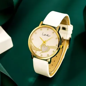 Montre quartz femme avec bracelet cuir blanc et cadran cœur cristal sur tissu vert