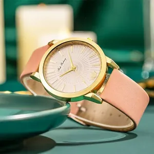 Montre à quartz élégante pour femme avec cadran rose et boîtier en métal doré