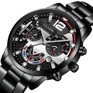 Detail einer schwarzen Chronographenuhr aus Edelstahl mit Zifferblatt in Carbon-Optik