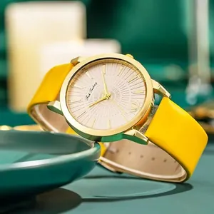 Montre dorée pour femme avec bracelet en cuir jaune et cadran à fleurs