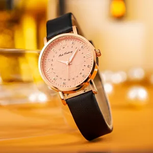 Dettaglio dell'orologio al quarzo in oro rosa con quadrante a globo e cinturino in pelle