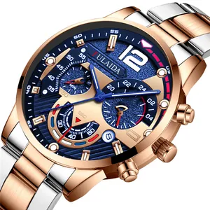 Makro-Seitenansicht der Edelstahluhr mit blauem Zifferblatt und Chronographen-Details