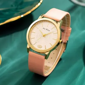Détail macro d'une montre à quartz avec cadran blanc soleil et bracelet en cuir rose