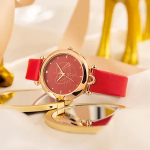 Orologio al quarzo da donna rosso con quadrante astratto dorato e cassa moderna