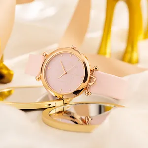 Elegante orologio da donna oro rosa con quadrante rosa e cinturino in pelle su specchio
