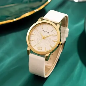 Détail d'une montre dorée élégante au cadran floral sur fond en satin vert luxueux