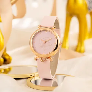 Dettaglio orologio oro rosa con cinturino in pelle rosa e quadrante su seta pregiata