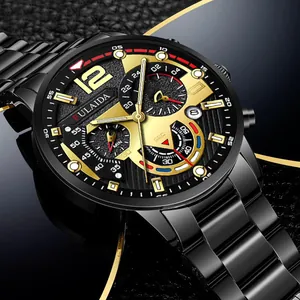 Makroaufnahme von schwarzem Edelstahl-Zifferblatt mit Carbon-Textur und Gold-Markierungen