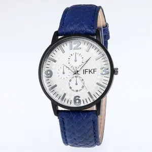 IFKF minimalistische Quarzuhr mit blauem Lederarmband und mattschwarzem Gehäuse auf Weiß