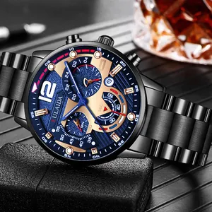 Nahaufnahme einer Herren-Chronographenuhr mit blauem Zifferblatt und schwarzem Stahlband