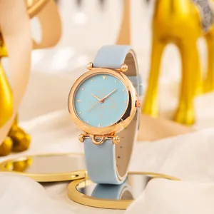 Dettaglio dell'orologio in pelle azzurra con cassa oro rosa su sfondo di seta