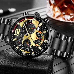 Detail des Chronographen-Zifferblatts mit Goldakzenten an schwarzer Herren-Edelstahl-Uhr