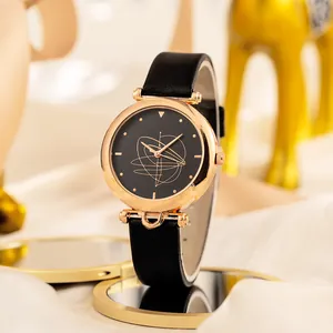 Orologio al quarzo minimalista con cassa oro rosa e cinturino in pelle nera su base oro