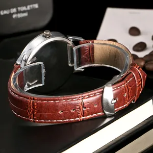 Orologio al quarzo da uomo alla moda con cinturino in pelle marrone e numeri romani argento