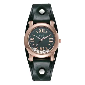 Détail du bracelet de montre en cuir vert avec rivets et cadran strass en or rose