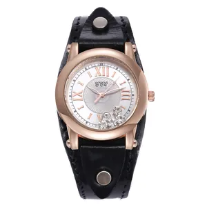 Gros plan sur la montre CCQ vintage avec bracelet cuir à rivets et strass mobiles