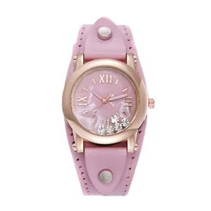 Détail du bracelet en cuir rose et boîtier or rose avec cristaux mobiles sur cadran