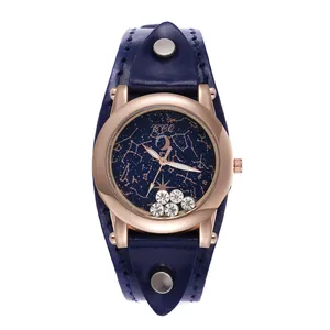 Détail du cadran ciel étoilé avec cristaux et boîtier en or rose sur montre en cuir
