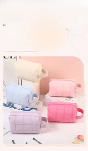 Λεπτομέρεια από καπιτονέ νεσεσέρ μακαρόν με υφή και πλαϊνές λαβές μεταφοράς