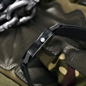Vista laterale della cassa dell'orologio nero con corona argento e cinturino in nylon