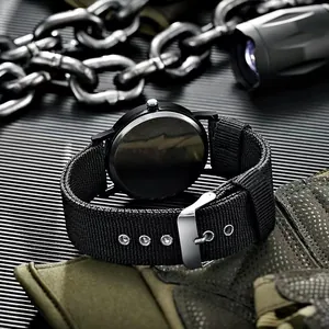 Dettaglio del cinturino in nylon nero tattico con fibbia in acciaio inox per orologio