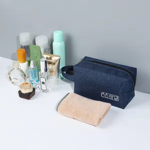 Beauty case impermeabile in tessuto oxford blu navy con manico laterale e icona bianca