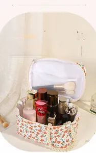 Gesteppte Kosmetiktasche mit Blumenmuster, Innenfach und elegantem Perlengriff