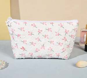 Detalle de la bolsa de flores acolchada con tirador de cremallera en forma de estrella