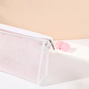 Trousse à maquillage en résille rose avec motifs floraux floqués et zip blanc voyage