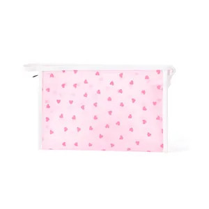 Trousse à maquillage rose en maille à motif cœurs avec fermeture éclair blanche
