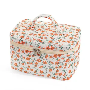 Gesteppte Kosmetiktasche mit Blumenmuster, Tragegriff und Doppelreißverschluss in Weiß