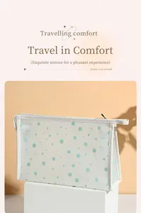 Détail d'une trousse à maquillage en maille transparente avec pois verts