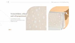 Gros plan du tissu texturé à pois crème sur cette trousse de maquillage spacieuse